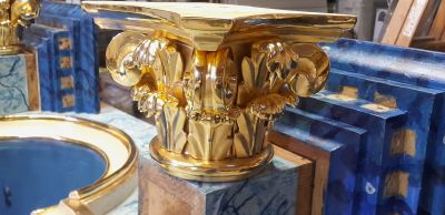 Ołtarzyk na finalnym etapie konserwacji estetycznej. Widać kapitel jednej z kolumn ze zrekonstruowanymi elementami rzeźbiarskimi oraz z odtworzonymi złoceniami. Fot. ze zbior&oacute;w autorki